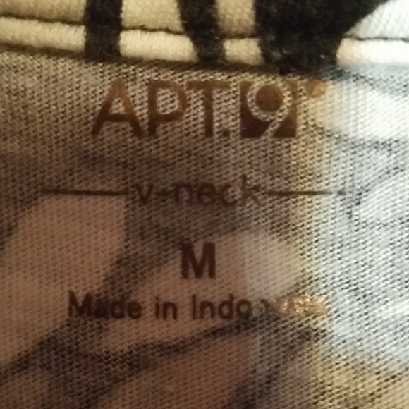 Drama Added V-neck Short Sleeve Print Apt 9 Top - Picture 7 of 8